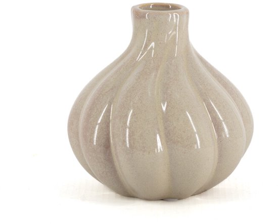 Un petit vase en céramique beige en forme d'oignon avec une texture côtelée.