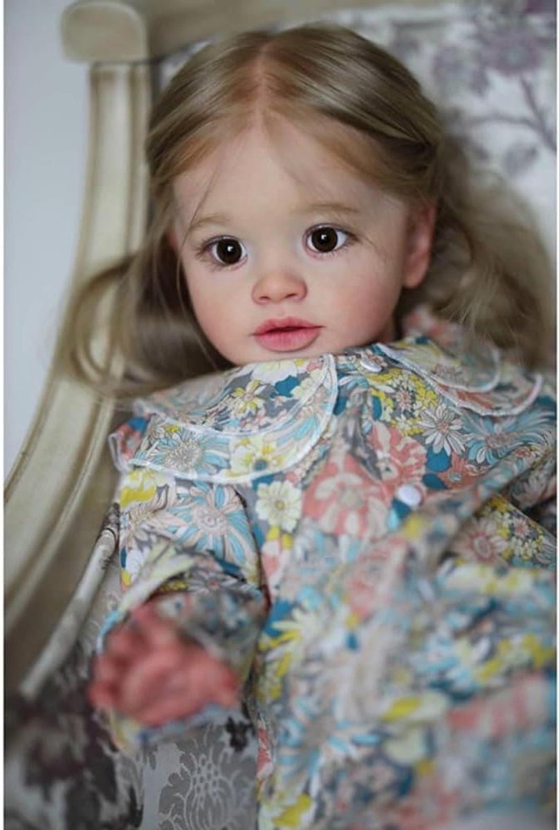 Peuter Pop - Levensechte Baby - Knuffelen en Spelen - Handgeschilderde Details - 66 cm - Bruine Ogen
