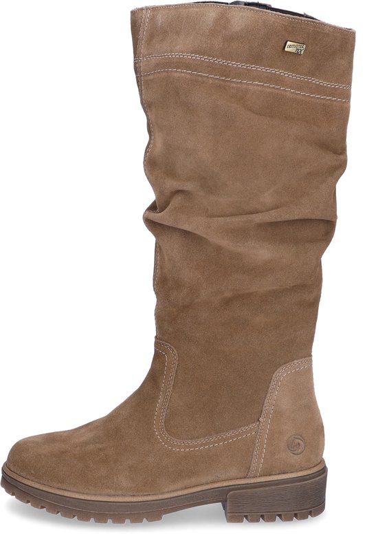 Zijaanzicht van een lichtbruine suède laars met geplooide details en een 'Remonte Tex' label.