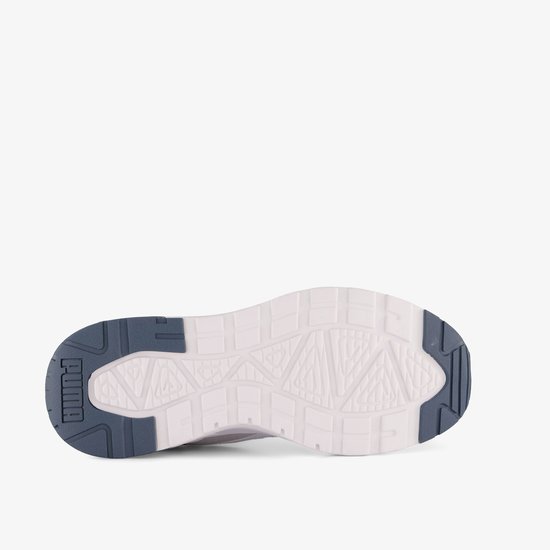 Onderkant van een Puma sneaker met een wit met grijs gevormd profiel en Puma logo in donkergrijs.