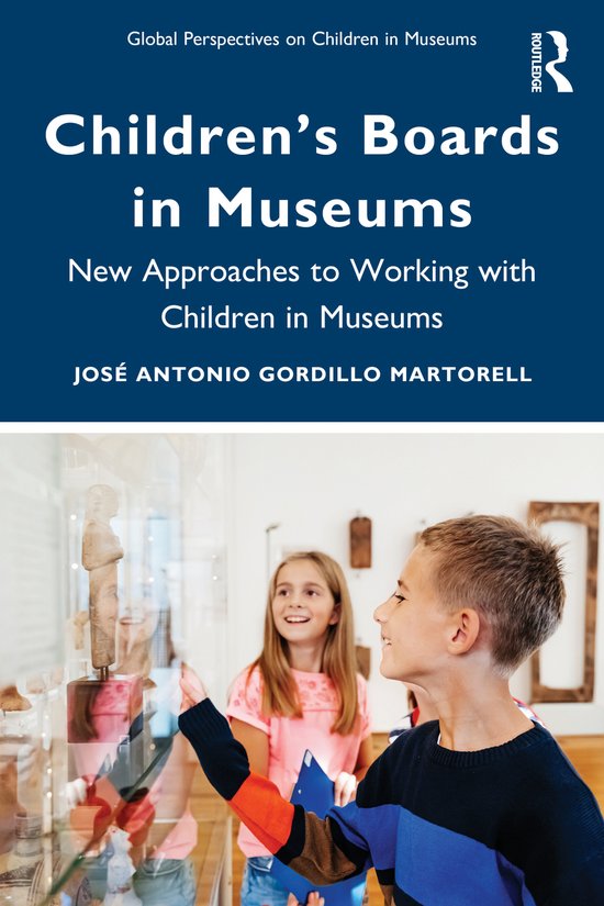 Boekomslag 'Children’s Boards in Museums' met een jongen en een meisje die naar een museumexpositie kijken.