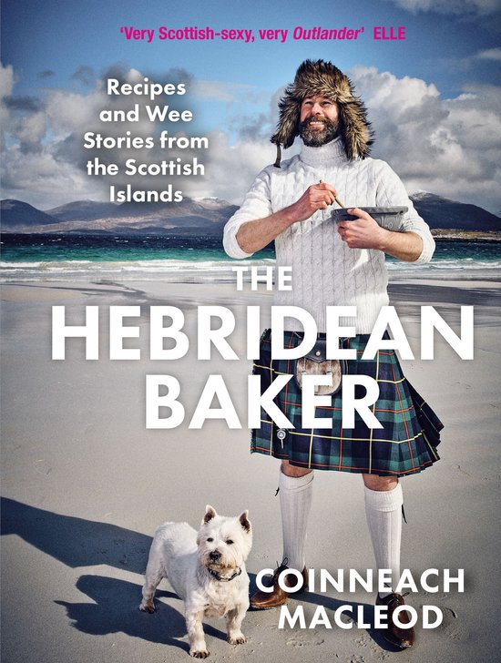 Man met ruige baard in witte kabeltrui, Schotse kilt, bontmuts, op strand met hond. 'Recipes and Wee Stories from the Scottish Islands'.