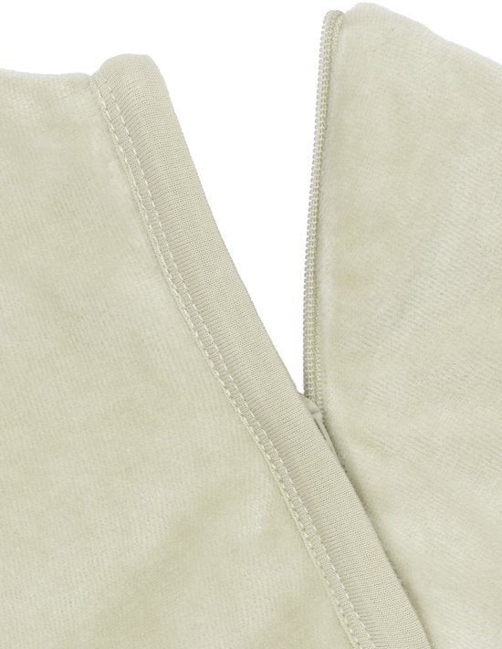 Close-up van de beige fluwelen slaapzak met rits.