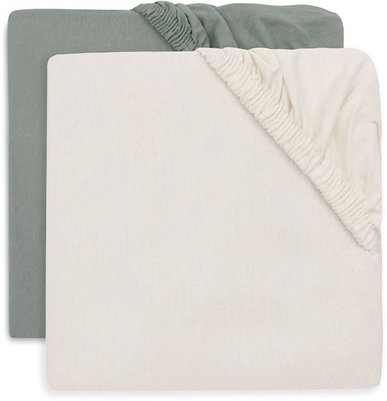 Twee hoeslakens, één in sea green en één in ivoor, beide van jersey.