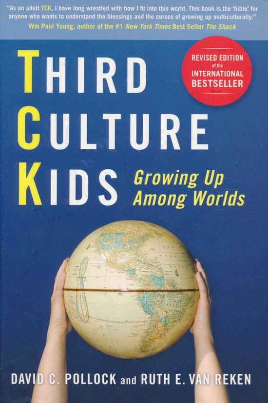 Boekcover van 'Third Culture Kids: Growing Up Among Worlds' met de titel in gele en witte letters op een blauwe achtergrond. Twee handen houden een wereldbol vast.