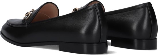 Zij-aanzicht van zwarte leren loafers met gouden bitdetails en lage hakken.