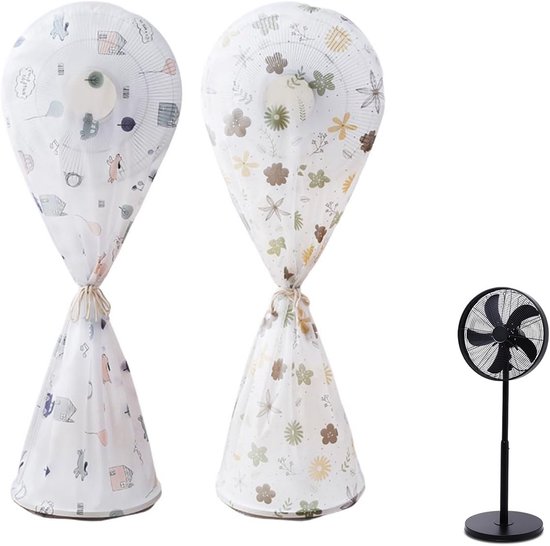 Twee ventilatorhoezen, één met een print van huizen, dieren en wolken, en de andere met een bloemenprint. Een zwarte staande ventilator staat ernaast.