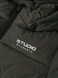Detail van een donkergroene jas met de tekst "STUDIO Outdoors" geborduurd op de linkerborst.