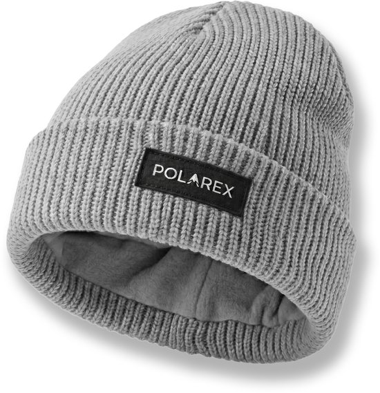 Grijze gebreide muts met fleece voering en een zwart Polarex label.