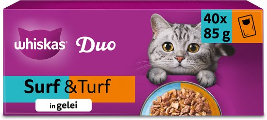 Whiskas Duo Kattenvoer in gelei, Surf & Turf selectie. Een grijze cyperse kat kijkt uit een doos met 40 zakjes van 85g.