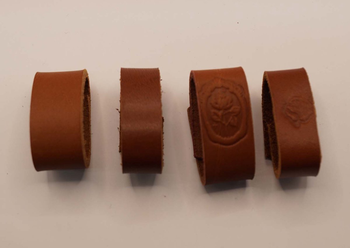 4 Lederen riem lusjes voor broekriem van 4 cm breed 2x uni beige, 2x kobalt rozen - riem lusjes beige - lusje voor aan beige riem - riem lusje vervangen omdat die verloren is - riem repareren met nieuw lusje - centuur lusje repareren - leer lusje