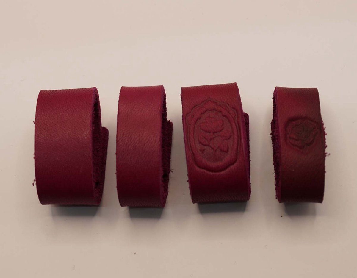 4 Lederen riem lusjes voor broekriem van 4 cm breed 2x uni roze, 2x roze rozen - riem lusjes roze - lusje voor aan roze riem - riem lusje vervangen omdat die verloren is - riem repareren met nieuw lusje - centuur lusje repareren - leer lusje