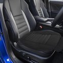 Zwart autostoelkussen op een stoel met zwart en grijs stoffen interieur.