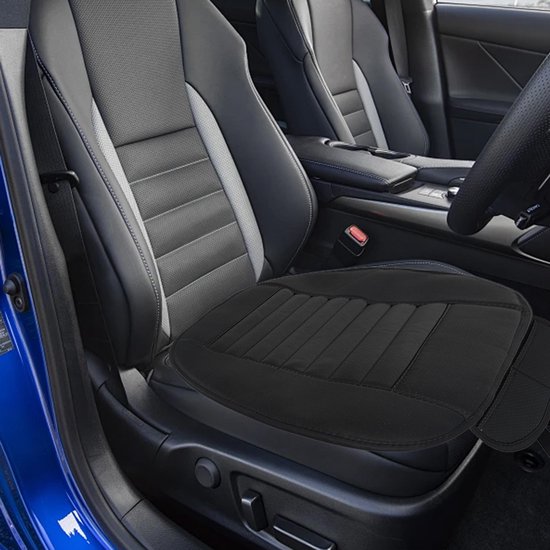 Zwart autostoelkussen op een stoel met zwart en grijs stoffen interieur.