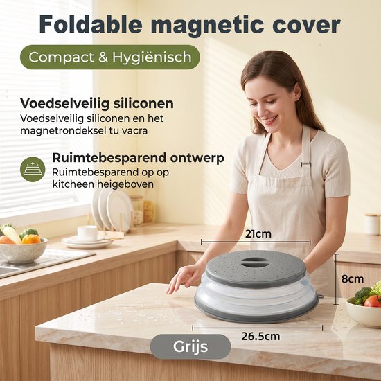 Grijze, opvouwbare magnetronafdekking, 26,5cm breed en 8cm hoog, op een aanrecht, met een vrouw op de achtergrond.