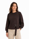 Bruine sweater met ceintuur en gesp, gedragen door een model.