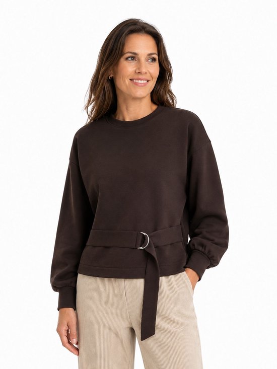 Bruine sweater met ceintuur en gesp, gedragen door een model.