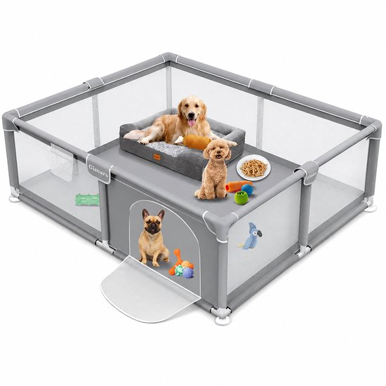 Grijze puppyren met gaas, met honden van verschillende rassen, inclusief een comfortabel bed en speelgoed.