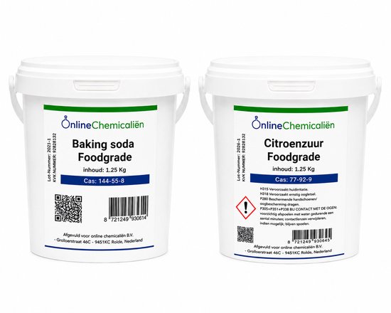 Twee witte emmers met zwarte deksels. Links "Baking soda Foodgrade" en rechts "Citroenzuur Foodgrade".