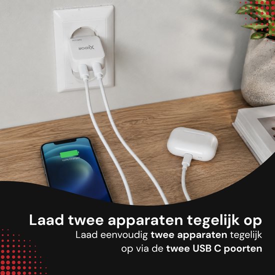 Witte Xedor 20W lader laadt tegelijkertijd een iPhone en een AirPods case op.