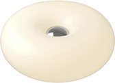 Crèmekleurige, ronde lamp met een verzonken, chroomkleurige bol in het midden.