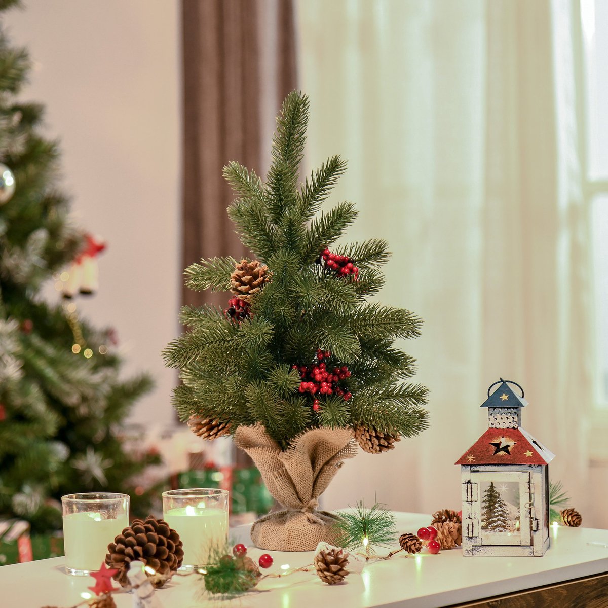 REDOM - Kerstboom - Kunsttanne met 55 takpunten - Met rode bessen en dennenappels - Met zementen voet - Tafeldecoratie - Kunststof en stof - Groen - Ø28 x 50 cm