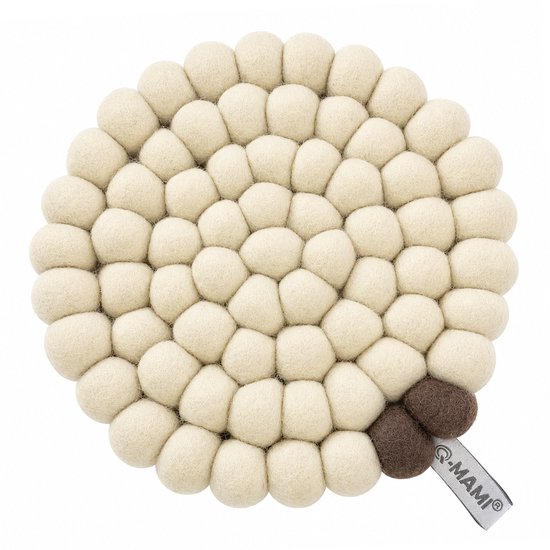 Ronde beige viltballen onderzetter met twee bruine bollen en een grijs Q-MAMI label.