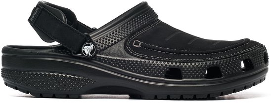 Zwarte Crocs Yukon Vista II klomp van veganistisch leer met verstelbare band.