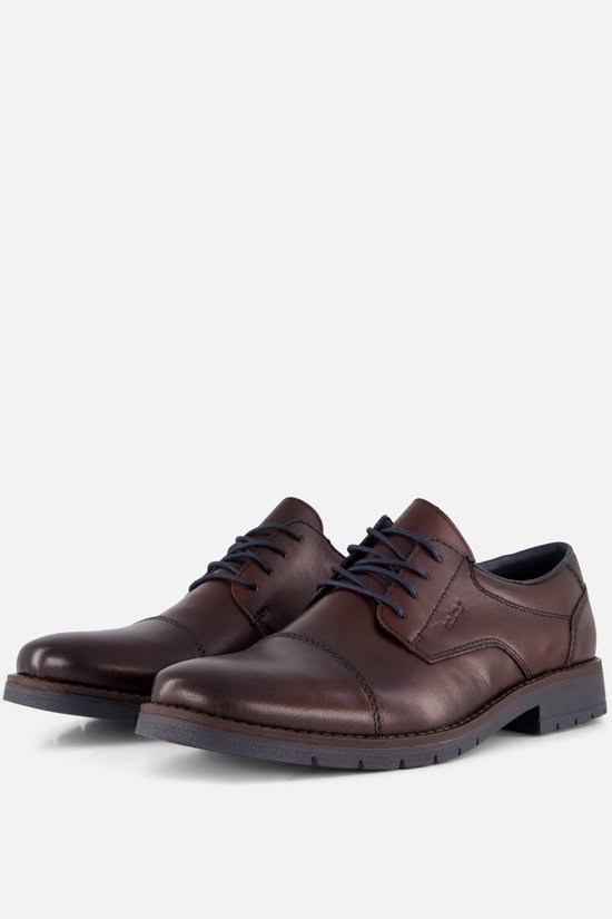 Bruine leren veterschoenen van Rieker met donkerblauwe veters.