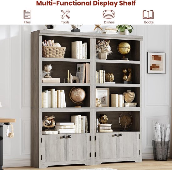 Twee aan elkaar gekoppelde grijze boekenkasten met 5 open planken elk, 2 deuren onderaan en diverse decoraties.