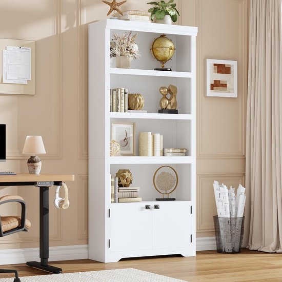Witte boekenkast in een woonkamer, opgesteld naast een bureau en gordijnen.