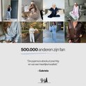 Collage van vrouwen in diverse pyjama's van satijn in verschillende kleuren: lichtroze, marineblauw, lichtblauw en bruin.