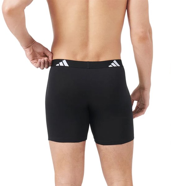 Achterkant van zwarte Adidas boxer briefs met wit Adidas logo op de elastische band.