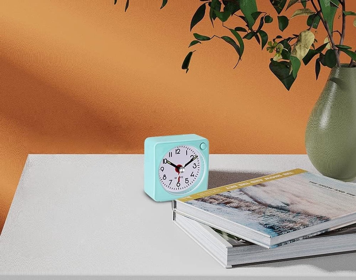 Analoge Wekker - Groen - Compact Formaat - Stil Kwartsuurwerk met Sluimerfunctie - Voor Thuis en op Reis
