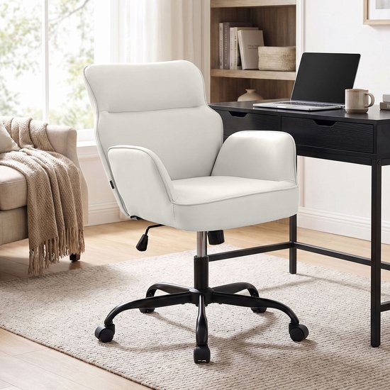 Witte bureaustoel met armleuningen op een vloerkleed naast een bureau.