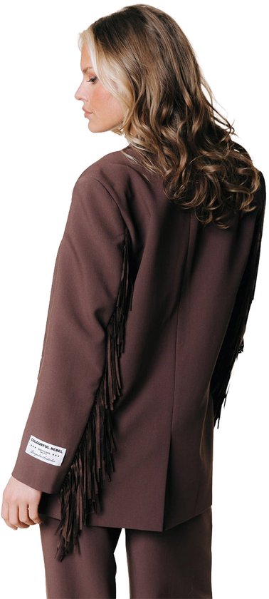 Model van achteren gezien in een bruine blazer met franjes op de mouwen. Label op mouw.