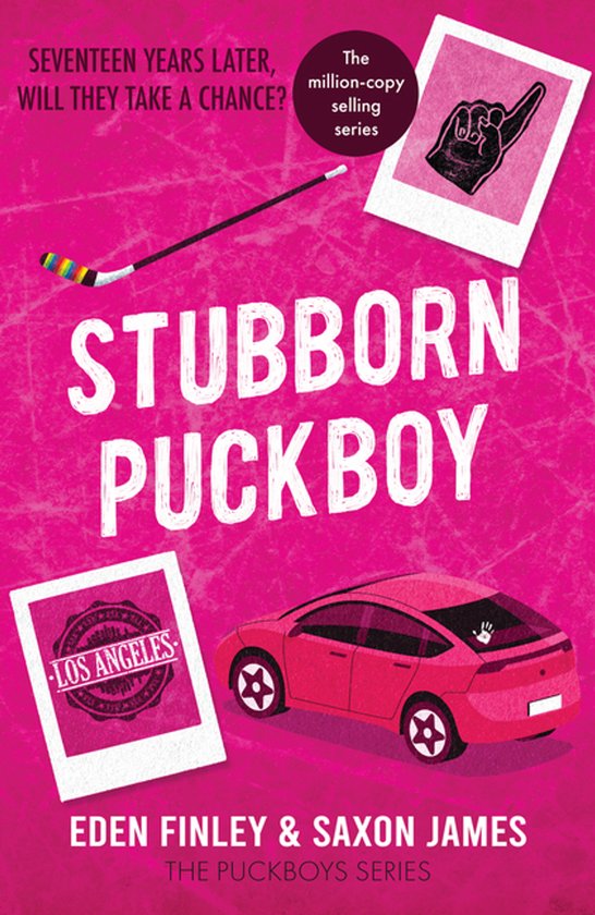 Couverture du livre 'Stubborn Puckboy' sur fond rose, avec une voiture rose, un palet de hockey, une photo avec "Los Angeles" et une photo avec une main faisant le signe du 'un'.