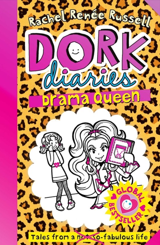 Dork Diaries Drama Queen boek met luipaardprint achtergrond en twee getekende meisjes. "Rachel Renée Russell DORK diaries Drama Queen GLOBAL BESTSELLER Tales from a not-so-fabulous life".