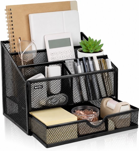 Zwarte metalen bureau organizer met lades, pennen, notitieboekjes, rekenmachine en plant.