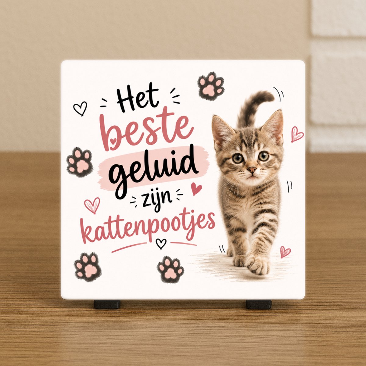 CreaCraft Spreuktegel “Het beste geluid zijn kattenpootjes” - Woondecoratie – Kattenliefhebber – Cadeau tegeltje – Trendy nu – Vriend(in), Collega, familie – Zomaar – Cadeau – Incl standaard – Wenstegeltje – Cadeau idee