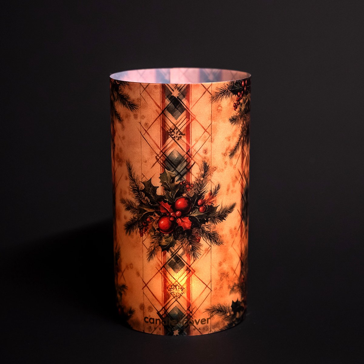 Candle-Cover - Kerst - Christmas Holly - trendy omhulsel voor (oplaadbaar) theelicht en waxinelicht - windlicht - 9 cm rond - 16 cm hoog