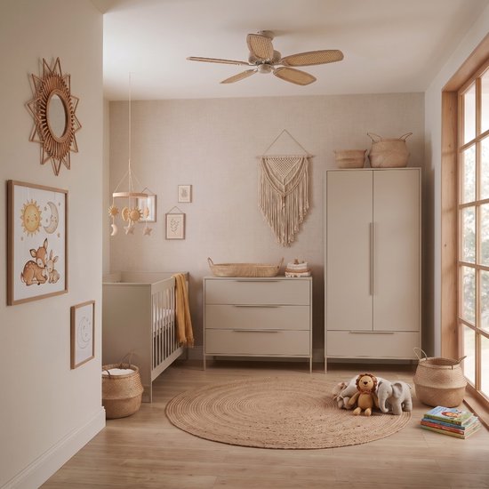 Een kinderkamer met een ledikant, commode en kledingkast in de kleur 'clay', met een ronde jute vloerkleed, manden en decoraties.