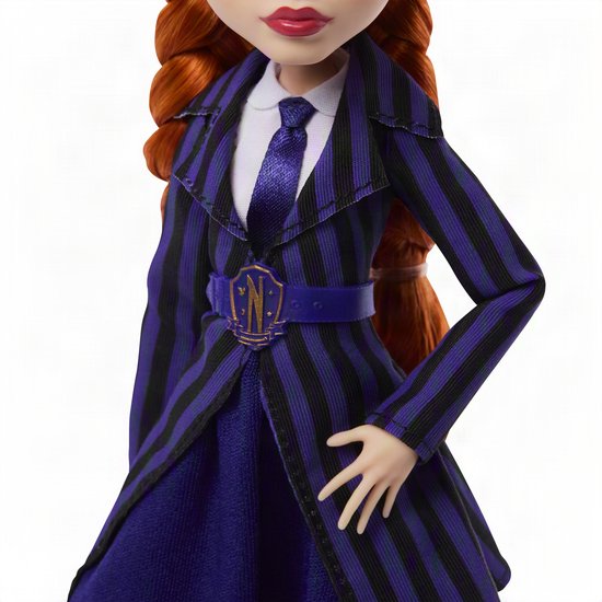 Monster High x Wednesday verzamelpop - Agnes DeMille met paars uniform en accessoires van Monster High — afbeelding 3