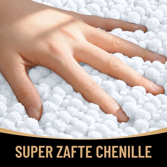 Close-up van een vinger die in een dikke, zachte, witte chenille badmat drukt.