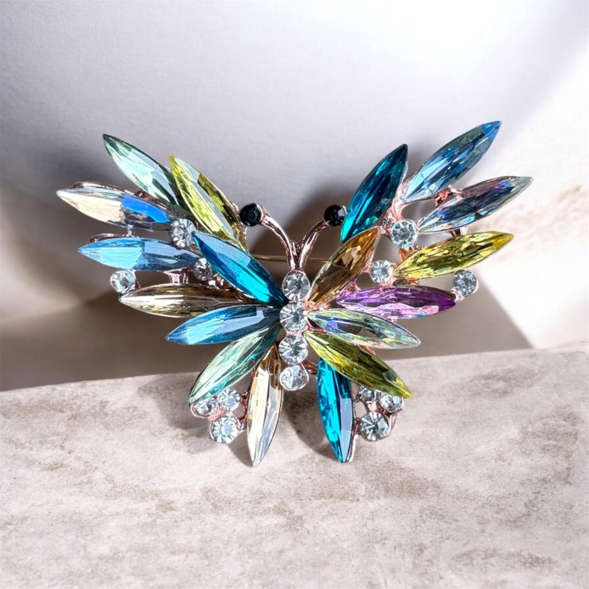 Broche Vlinder ( Lichte Kleuren groen/geel) 4.5 x 5.5 cm
