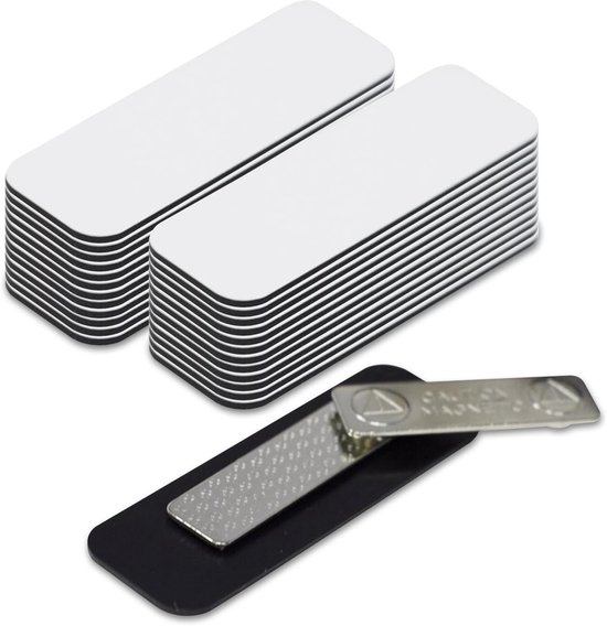 Twee stapels witte, rechthoekige naamkaartjes met afgeronde hoeken. Een magnetische badgehouder met clip ligt ernaast.