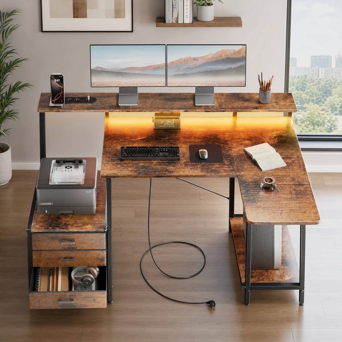 L-vormig Gaming Bureau met LED Verlichting, Stopcontacten, USB Oplaadpoorten en 3-laden Archiefkast - Omkeerbaar Hoekbureau voor Thuis en Kantoor-Bruin.