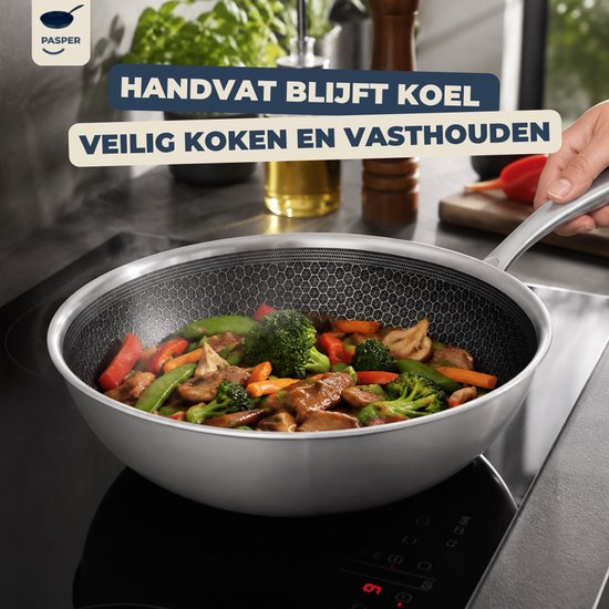 Zilverkleurige Pasper wokpan met honingraatpatroon, gevuld met roergebakken groenten en vlees. Tekst: "HANDVAT BLIJFT KOEL VEILIG KOKEN EN VASTHOUDEN"