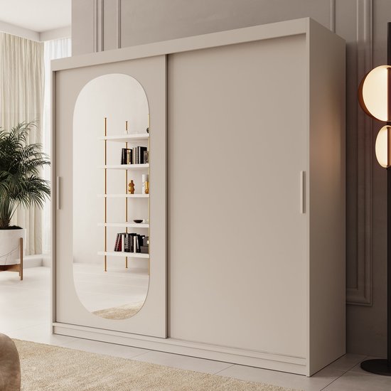 Beige kledingkast met twee schuifdeuren, waarvan één spiegeldeur. Gouden handgrepen en decoratieve gouden accenten op de spiegelrand.