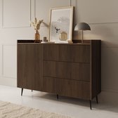 Donker eiken dressoir met drie laden en verticale groeven. Goudkleurige vaas en lamp op het dressoir.